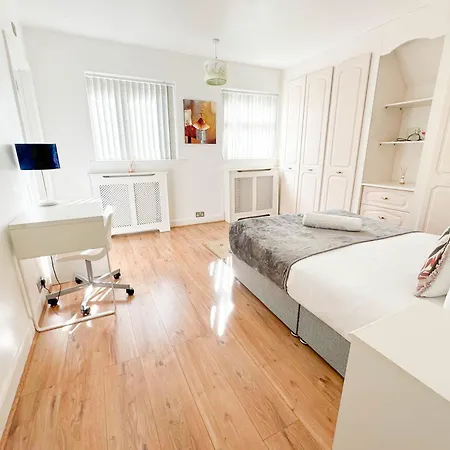 Large 8 Bedroom House In Edgbaston *