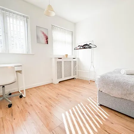 Large 8 Bedroom House In Edgbaston * Birmingam